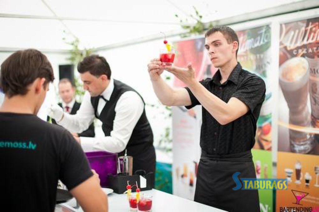 Mēŗķtiecīgs puisis. Šogad “Riga food” izstādē profesionālo bārmeņu konkursā piedalīsies arī Vecbebru profesionālās vidusskolas audzēknis Dāvis Vilers.    
Autors: Foto no Vecbebru profesionālās vidusskolas arhīva