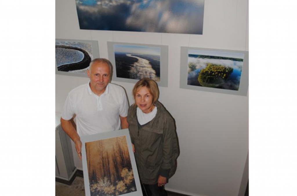 Mākoņu ezers. Gunārs Dukšte ar sievu, rakstnieci un dzejnieci Ingu Ābeli, pie vienas no viņiem tīkamākajām fotogleznām.