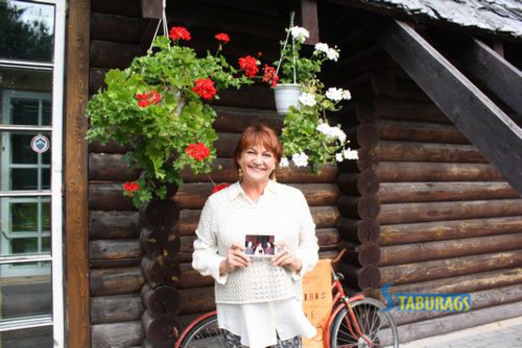 VĒSTURES LIECĪBAS. ASV dzīvojošā Violeta Beidaka Aizkraukles vēstures un mākslas muzejam uzdāvināja Veltas Tomas vēstules un fotogrāfijas, kurās dzejniece redzama. “Velta Toma man radīja priekšstatu par Latviju,” viņa saka.