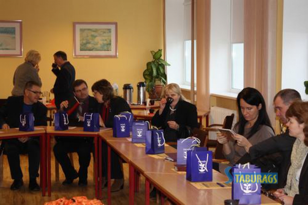 Lai arī šonedēļ skolās sākušās rudens brīvdienas, šodien Aizkraukles novada ģimnāzijā tikās Zemgales plānošanas reģiona (ZPR) izglītības pārvalžu vadītāji un speciālisti. Uz semināru bija ieradušies ap divdesmit viesu no Aizkraukles,...
Autors: Jānis Ozoliņš