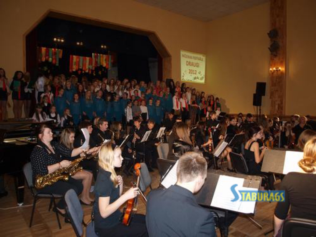 Sestdien Jaunjelgavas kultūras namā notika kārtējais bērnu un jauniešu mūzikas festivāls “Draugi — 2012”. Tajā piedalījās bērnu un jauniešu mūzikas kolektīvi no Aizkraukles, Cēsīm, Gulbenes, Jēkabpils un Jaunjelgavas. Festivālā jau...
Autors: Jānis Ozoliņš