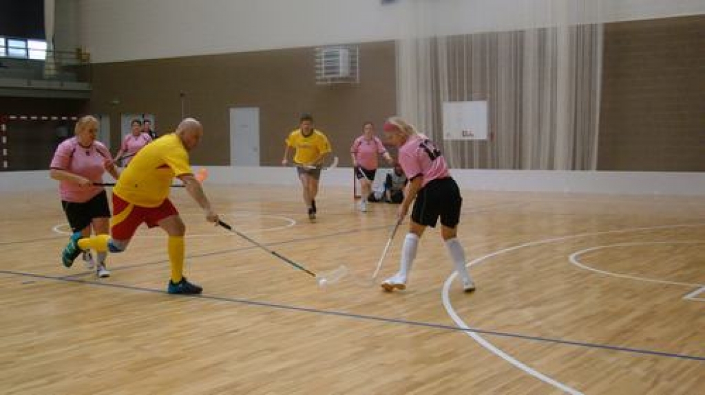 Aizvadītas pirmās cīņas Latvijas čempionātā florbolā veterāniem. Čempionāta pirmo posmu komandas uzsāka Aizkrauklē un Kocēnos. Komandai “Silarozes—Aizkraukle” pirmajā sacensību kārtā izdevās izcīnīt divas uzvaras. 