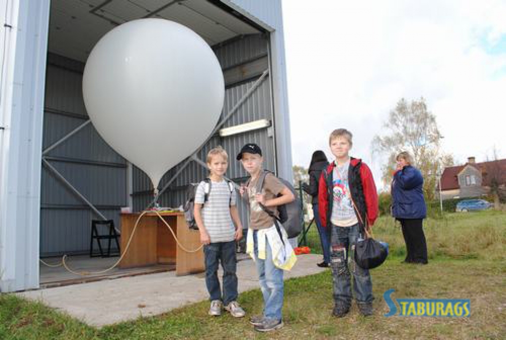Šodien plkst.14.30 no Skrīveru meteoroloģiskās novērojumu stacijas palaista pirmā Latvijas kosmiskā zonde 