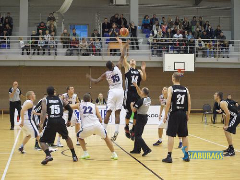 Šovakar Aizkraukles novada sporta centrā notika basketbola spēle, kurā spēlēja 