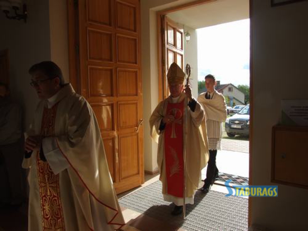 Svētdien Neretas Svētā Gara Romas katoļu baznīcai apritēja divpadsmitā gadskārta. Svētku dienā Jelgavas bīskaps emeritus Antons Justs iesvētīja draudzes māju, kas uzcelta līdzās dievnamam, un turpmāk neretiešiem kalpos kā tikšanās, sarunu...
Autors: Evita Apiņa
