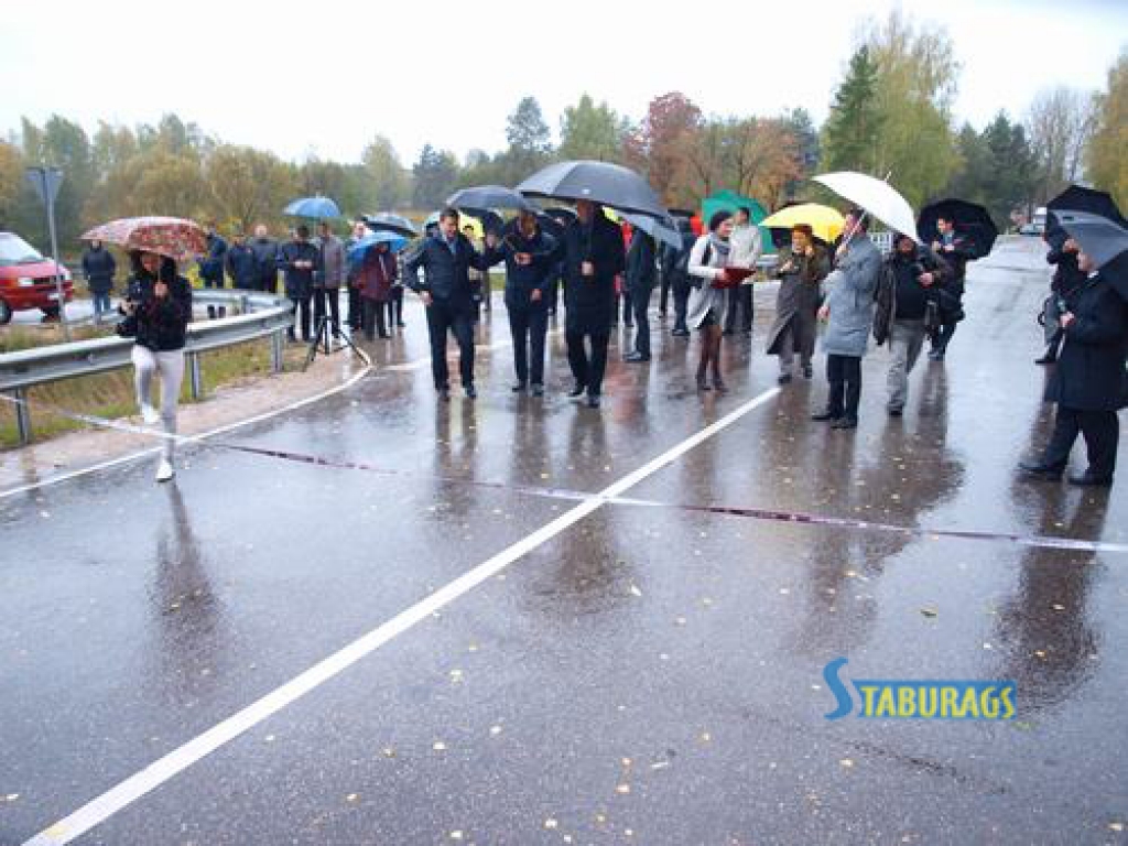 Šodien uz Staburaga un Salas pagastu robežas, pie tilta pār Piksteres upi, svinīgi atklāja rekonstruēto 33 kilometrus garo autoceļa Aizkraukle—Jēkabpils posmu. 
Autors: Indulis Burka