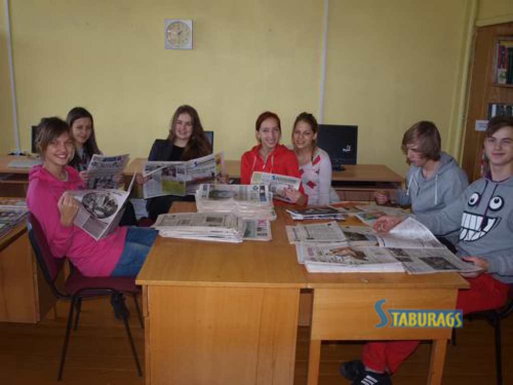 Atbildes rod laikrakstos. Arī  Andreja Upīša Skrīveru vidusskolas 9. klases skolēni  šodien piedalās konkursā “Kas notiek?”. Tam viņi gatavojušies laikus. 