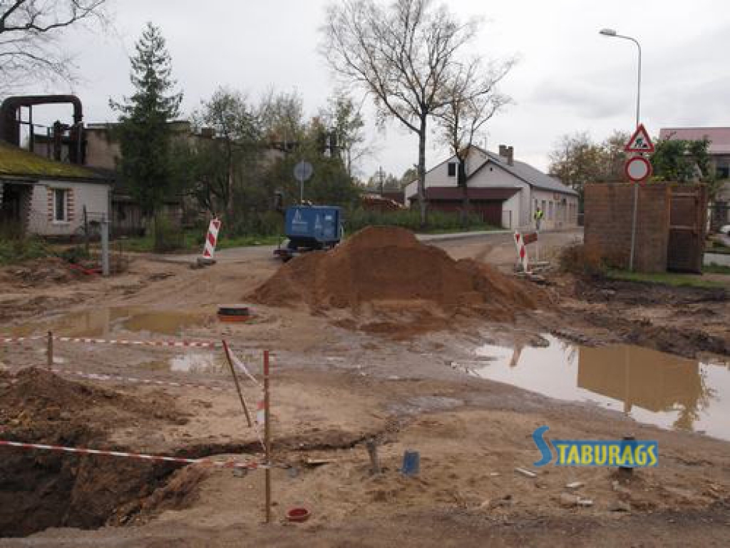 Pa dubļiem un pāri tranšejām. Jēkabpils un Rīgas ielas iedzīvotājiem, lai nokļūtu uz ielas, jābrien pa dubļiem un jālec pāri tranšejām. 