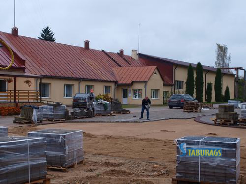 vēl viena SAKOPTa VIETa.  Bruģi klāj uzņēmuma “RRKP būve” strādnieki. 