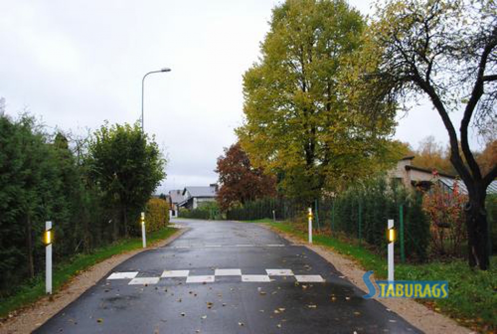 IEROBEŽO ĀTRUMU. Lai pārgalvīgi braucēji pa Liepu ielu netrauktos lielā ātrumā, uzbūvēti arī divi ātrumu ierobežojoši vaļņi jeb “guļošie ceļu policisti”.