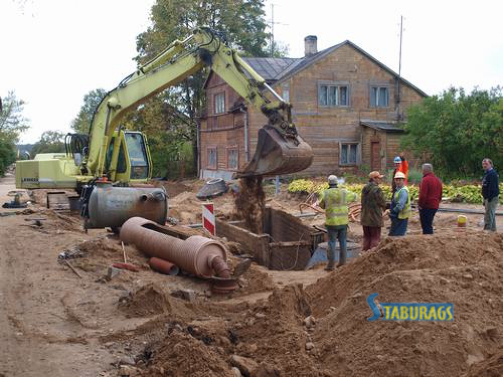 Lai ielas nepludotu. Jelgavas ielā CP strādnieki ierīko notekūdeņu sistēmas.