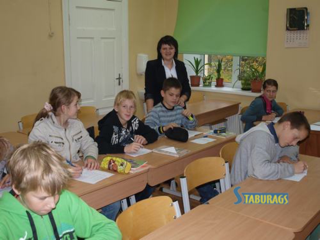 Interesanti. Par iespēju vadīt stundas jaunāko klašu skolēniem priecājas arī Seces pamatskolas 9. klases skolniece  Mairita Amanda Cibiņa, kura šodien māca fiziku un ķīmiju.