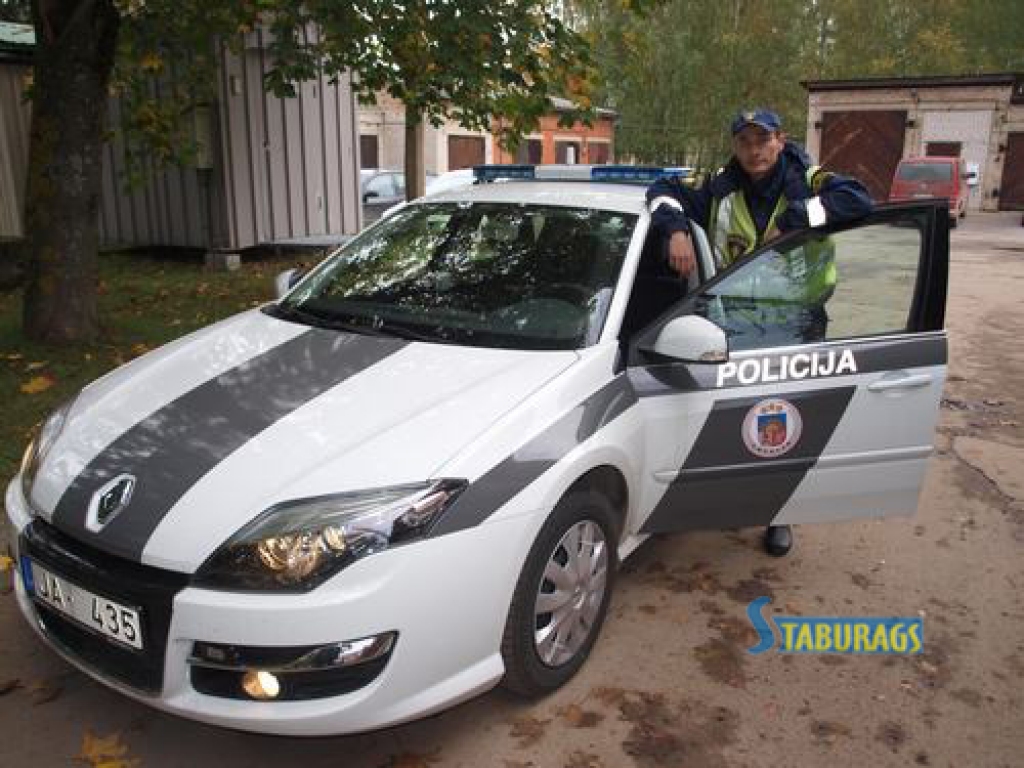 PIRMAIS BRAUCIENS. Viens no pirmajiem jauno automašīnu izmēģina policijas inspektors Raivis Pētersons.  
