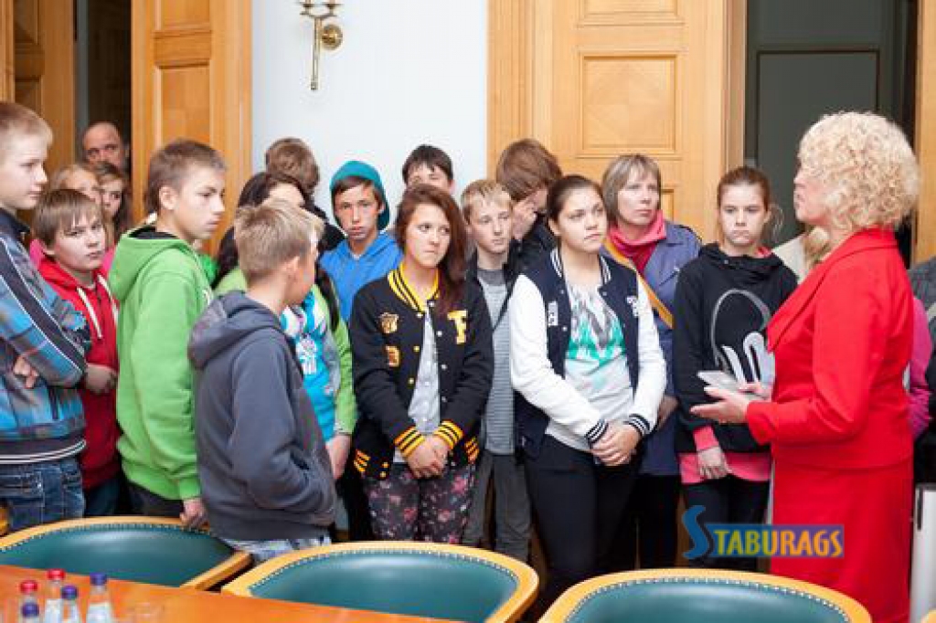 Ekskursijā Ministru kabinetā. Iespēja pasēdēt ministru krēslos pagājušajā piektdienā bija Aizkraukles novada ģimnāzijas skolēniem.    
Autors: Foto no MK arhīva