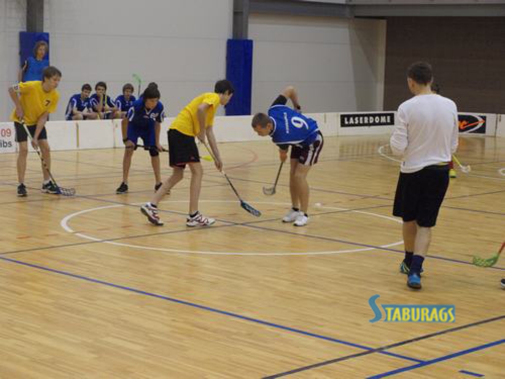 Šodien Aizkraukles sporta hallē notika kārtējās starpnovadu 1. skolēnu sporta spēļu sacensības. Florbolā sacentās 7. — 9. klases skolēni. 
Autors: Indulis Burka
