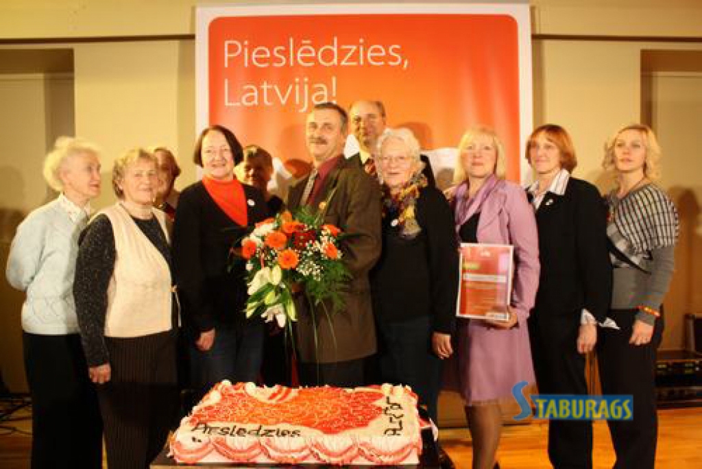13. novembrī Aizkraukles novada kultūras namā “Lattelecom” sociālās atbildības projekta “Pieslēdzies, Latvija!” Viduslatvijas noslēguma pasākumā godināja septiņus  skolotājus, kuri bez maksas datorprasmi iemācījuši vismaz 70 senioriem...
Autors: Guna Mikasenoka
