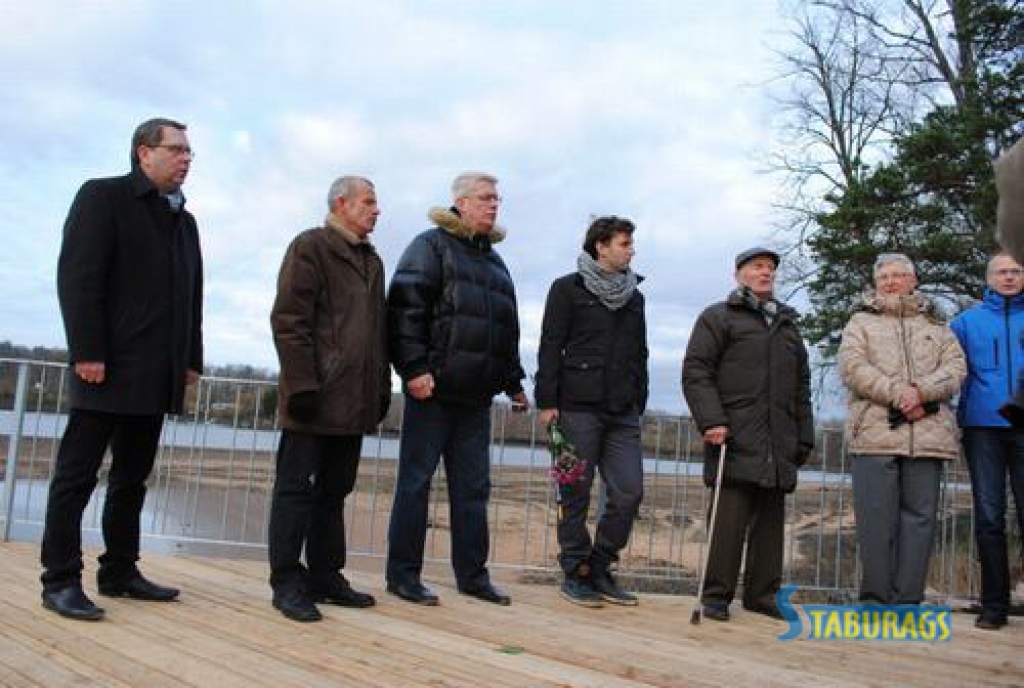Šodien, 9. novembrī, Likteņdārzā atvērta pirmā pastāvīgā ēka - Skatu terase. Didža Jaunzema un Lauras Lauderes sadarbībā ar „Arhitektu biroju Jaunromāns un Ābele” projektētās būves celtniecība tika iesākta šā gada augustā. Skatu terases...
Autors: Imants Kaziļuns