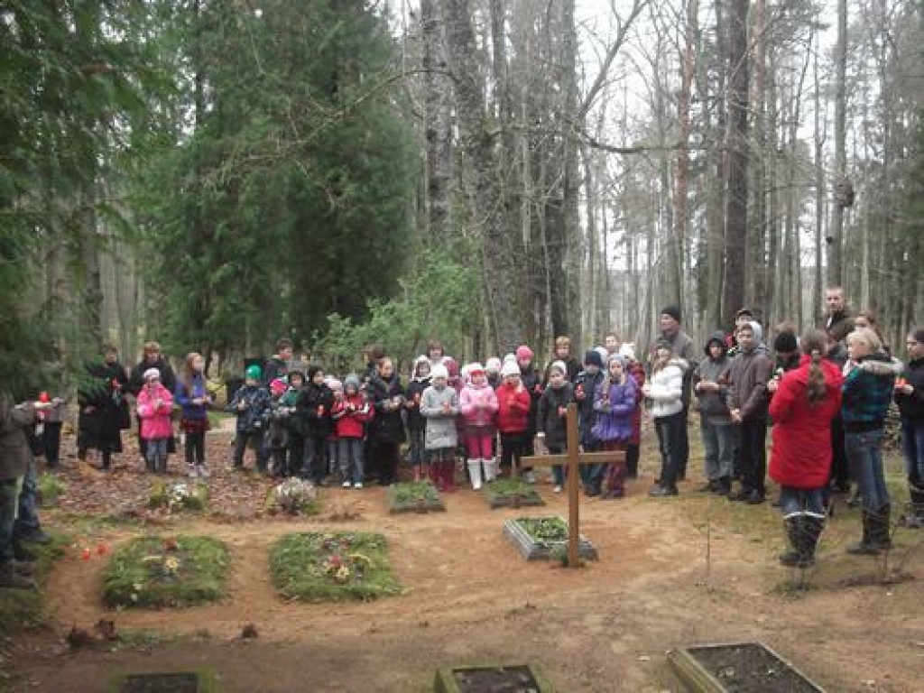 Daudzeses kapos, pie Lāčplēša Kara ordeņa kavaliera Roberta Židova atdusas vietas šodien notika Lāčplēša dienas atceres brīdis. 
