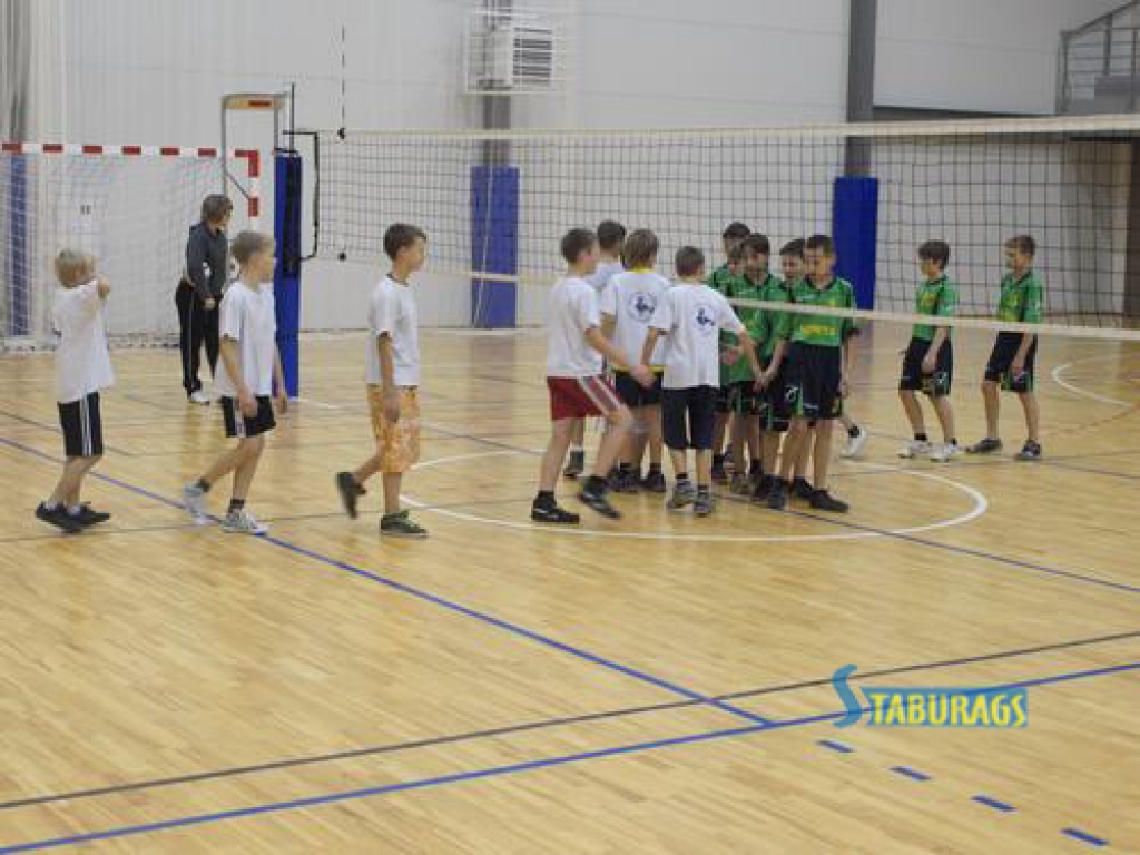 Šodien Aizkraukles sporta hallē notika kārtējās starpnovadu 1. skolēnu sporta spēļu sacensības. Volejbolā sacentās 5. — 6. klašu skolēni. 
Autors: Indulis Burka