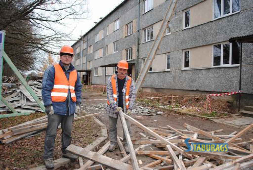 Drīz klās jumtu. “Liepās” strādā SIA “Ota un partneri” apakšuzņēmējas SIA “SKBūve” vīri — Inārs Kļaviņš (no kreisās) un Dainis Bērziņš.                                                  