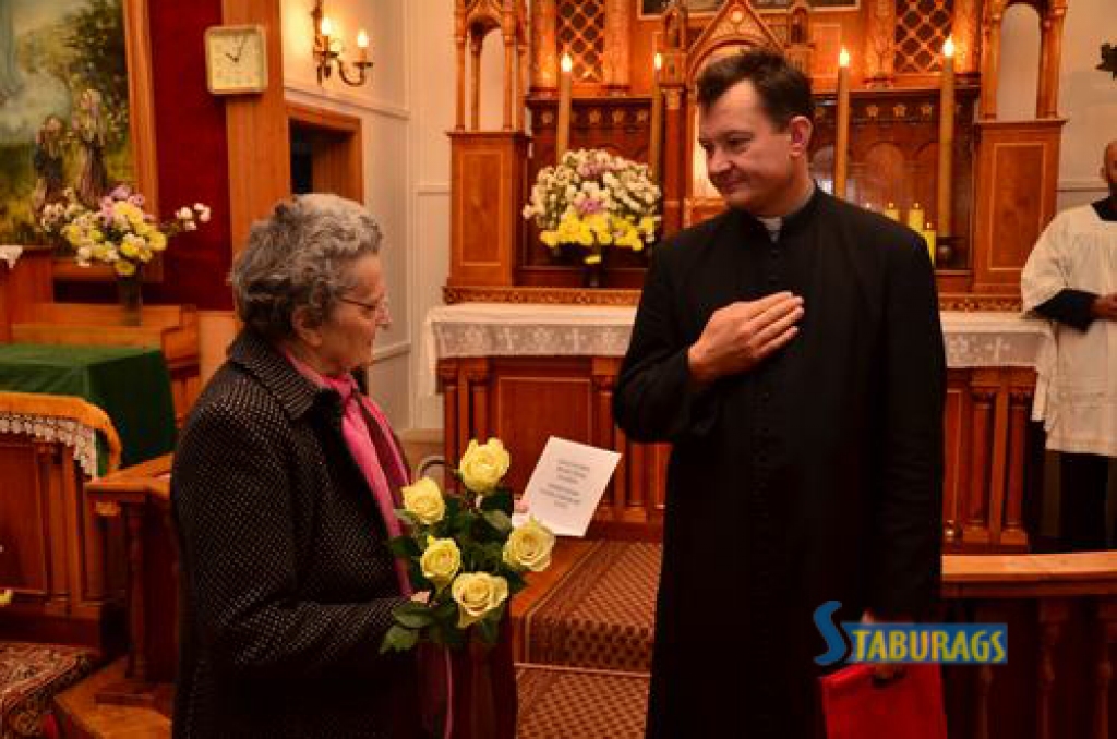PALDIES! Kokneses katoļu draudzes vārdā Andri Blūmu sveic Lidija Zinovska. 
Autors: Mārča Briškas foto
