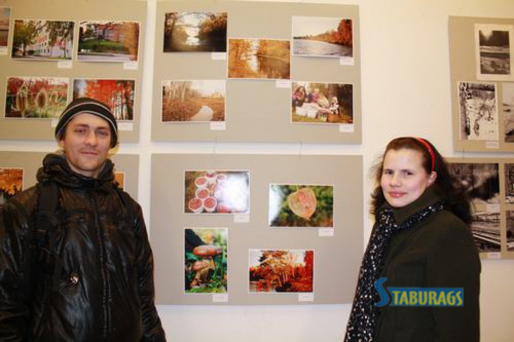 VAJAG FOTOALBUMU PAR AIZKRAUKLI. “Labākos darbus varētu apkopot fotoalbumā,” domā aizkrauklietis  Jānis Magons. Izstādi ar interesi apskata arī aizkraukliete Natālija Šalajeva. 