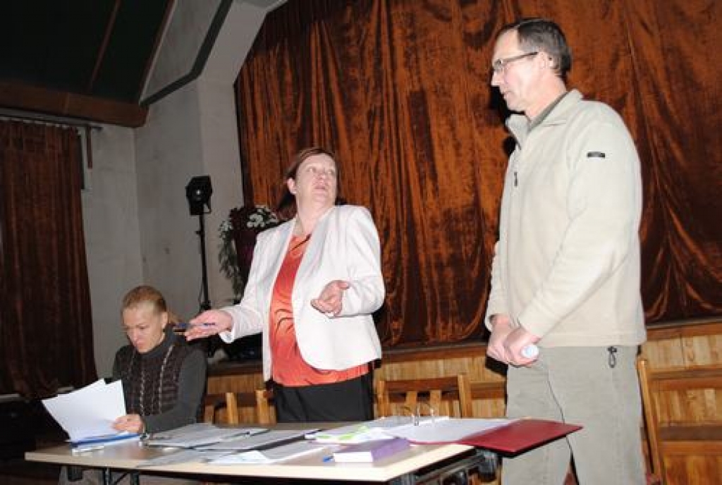 Asa diskusija. Iedzīvotāji bija neapmierināti ar SIA “Skrīveru saimnieks” valdes priekšsēdētāja Jura Zirņa (pa labi) atbildēm. Līdzās — “Skrīveru saimnieka” grāmatvede Līga Garanča un SPRK pārstāve Dace Burtniece (no kreisās).          