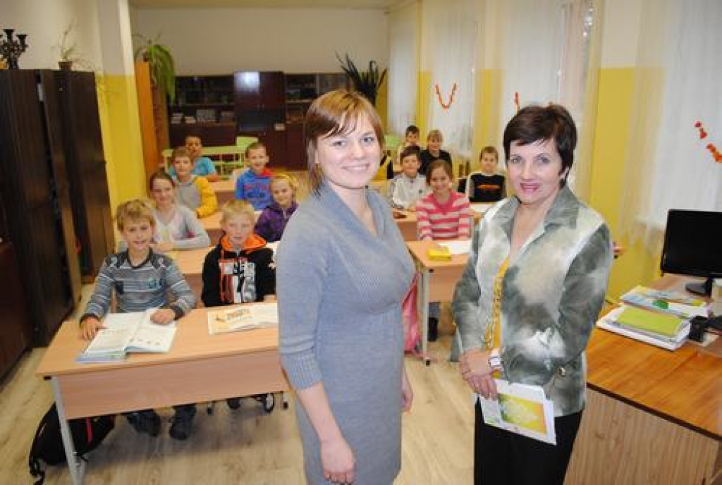 Katru dienu drosmīgāka. Praktikante Līga Riekstiņa (no kreisās) un viņas padomdevēja — vizuālās mākslas skolotāja Dzintra Sniedze.