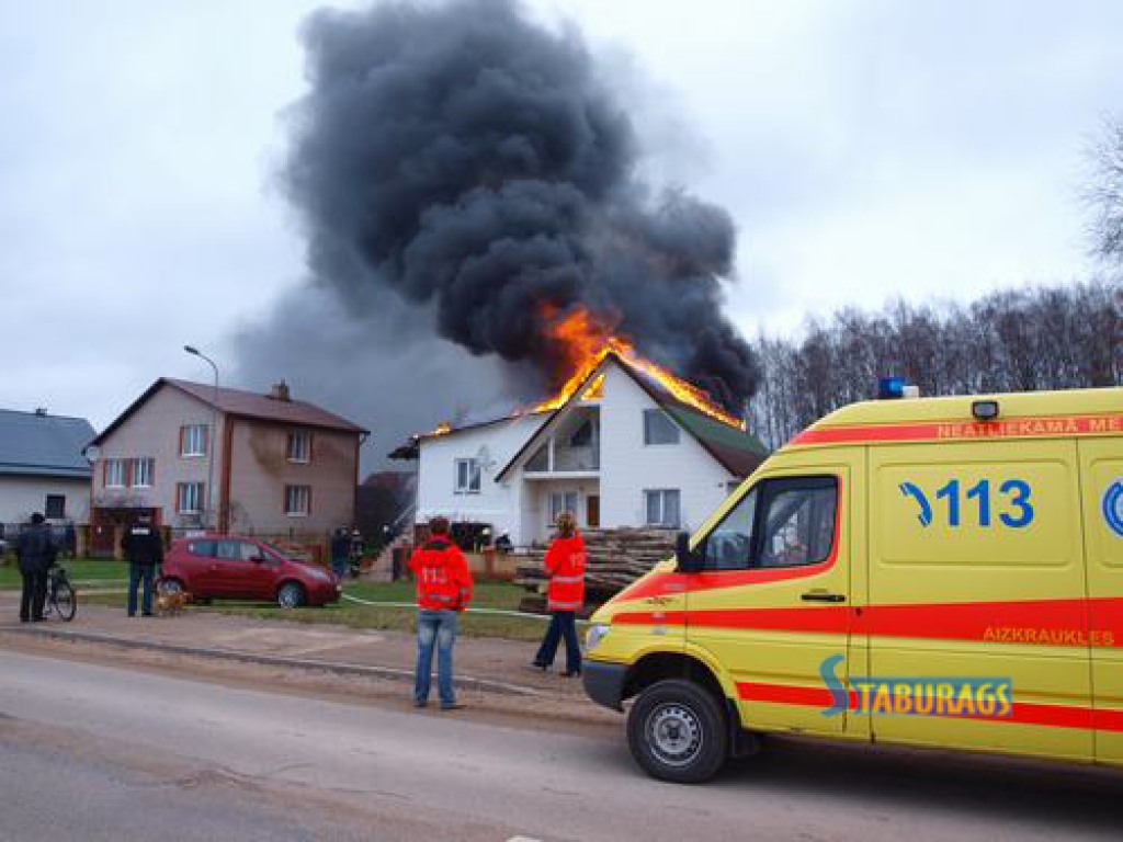 Dažās minūtēs liesmas pārņēma visu jumtu.