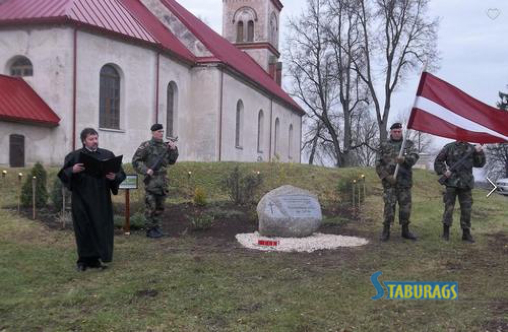 Nepiepildītajiem mūžiem par Latviju. Akmenī iekaltas Broņislavas Martuževas rindas: “Mēs nākam, nākam atpakaļ, Pa brūcēm, sirdīs cir­stām.” 
Autors: Sarmīte Kvedaraviča