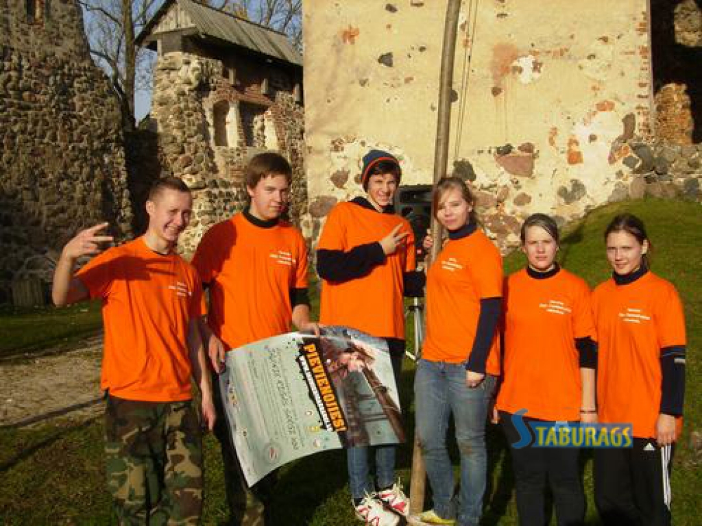 “SĒLIJAS SARGI”. Dins Ļahtiņins (no kreisās), Jānis Sarmis Bajinskis, Mikus Saldovers, Paula Jevdokimova, Līga Mušperte un Paula Kalniņa.  