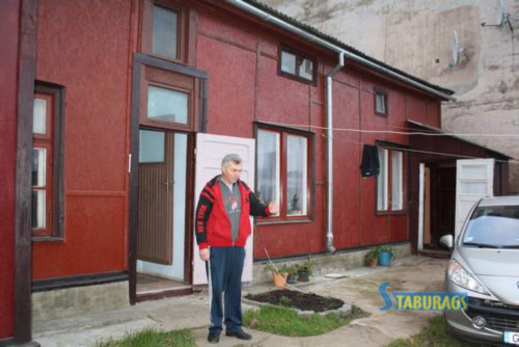 Tagad izskatās pēc mājas. “Pašiem prieks, ka to paveicām,” saka mājas iedzīvotājs Viktors Kočergins.