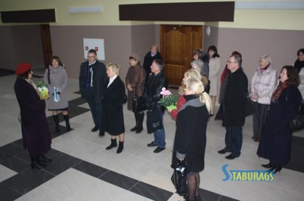 Ekskursija pa skolu. Par padarīto un iecerēto stāsta Aizkraukles profesionālās vidusskolas direktore Ruta Krūkle (pirmā no kreisās). 