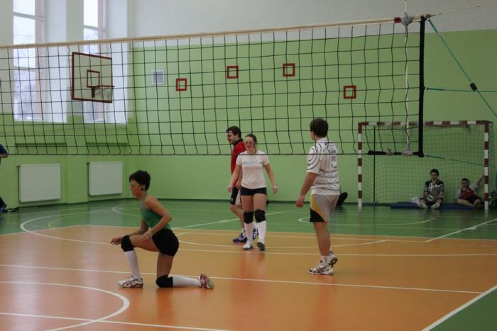 Ziemassvētku brīvdienās Aizkraukles novada ģimnāzijas sporta zālē notika tradicionālās sacensības volejbolā “Piparkūku kauss”. Sacensībās piedalījās 11 komandu no dažādām Latvijas vietām.