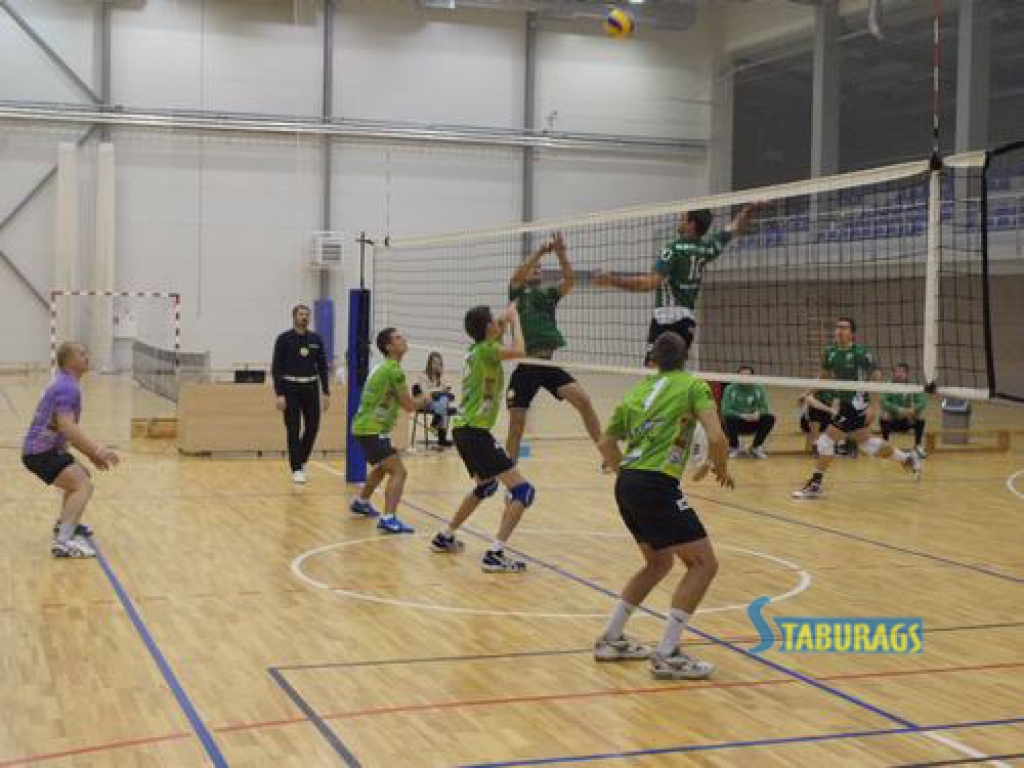  Aizkraukles sporta hallē saspringtā spēlē ar rezultātu 3:1 sporta kluba “Aizkraukle” volejbolisti kārtējā Latvijas čempionāta spēlē nacionālajā līgā uzvarēja komandu no Mārupes. 
Autors: Indulis Burka