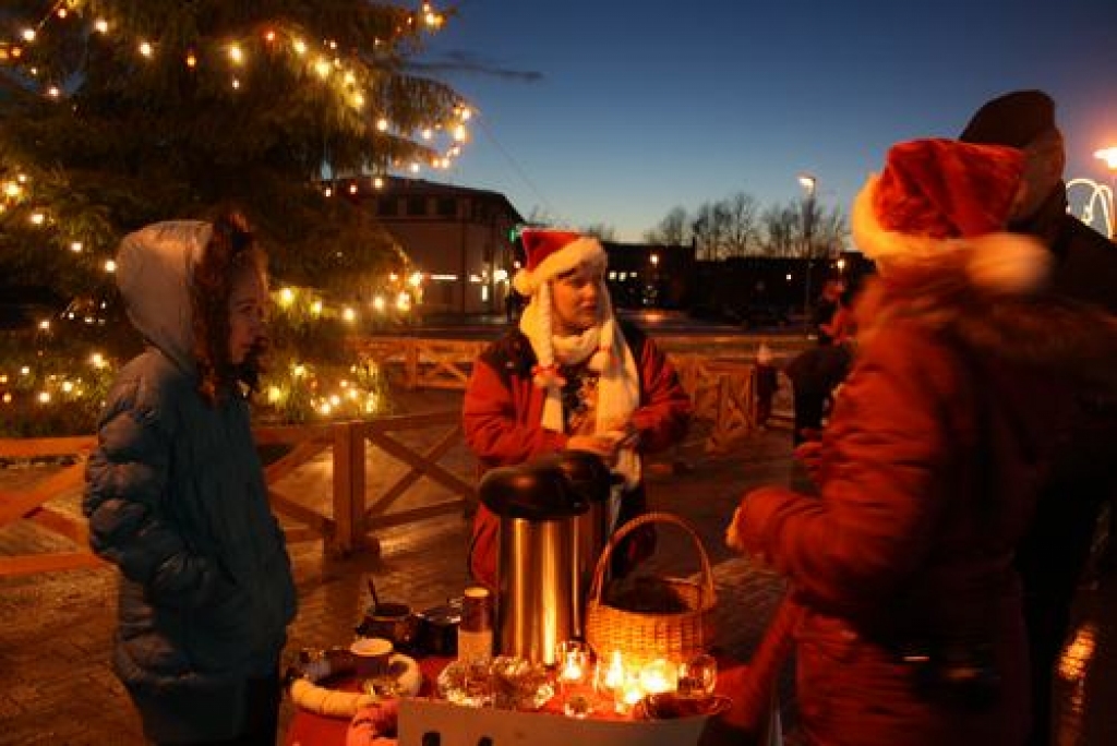 Aizkraukles centrālajā laukumā 1. decembrī notika egles iedegšanas pasākums. Muzicēja Aizkraukles folkloras kopa, nelielu uzvedumu rādīja sniegpārsliņas no Bērnu un jauniešu centra teātra studijas. Varēja nobaudīt karstu sulu un karstvīnu,...
Autors: Guna Mikasenoka