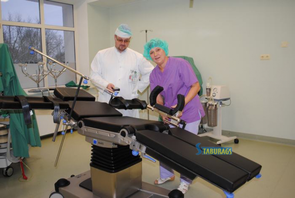 PILNĪGI JAUNS. Ražotāji operāciju galdam dod divu gadu garantiju, bet ārsts traumatologs Ēriks Vizulis prognozē, ka tas labi kalpos vismaz 15 gadu. Viņš un māsas palīdze Maija Logina galdu sagatavo operācijai. 