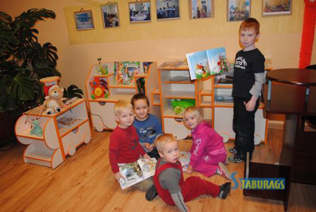 Mazuļi novērtē. Lasītavā rasta vieta bērnu literatūrai, grāmatu stendiem, un nu arī vismazāko lasītāju priekam iekārtots neliels stūrītis. 
