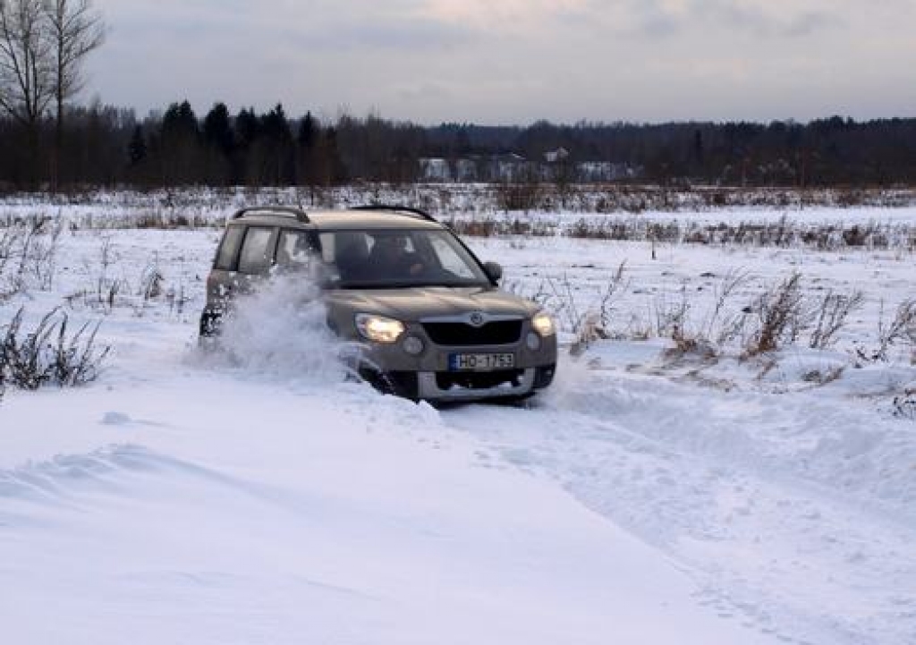 Sniegs pa gaisu. Brīvdienās un pirmdienas rītā lielai daļai autovadītāju un kājāmgājēju nācās cīnīties ar sniegputeņa un stiprā vēja sekām.