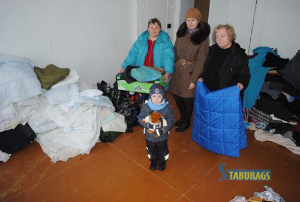 Ziedo arī paši. Apģērbu un nepieciešamās lietas ziedo arī LSK biedre un brīvprātīgā Natālija Tretjakova (no kreisās), LSK Aizkraukles  komitejas izpilddirektore Natālija Ivanova un LSK biedre Ņina Krišeloviča. 