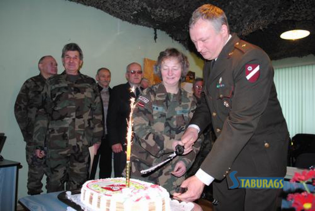 Pirmā gadadiena. “Zigfrīda Ozoliņa ir mūsu veterānu apvienības ģenerators, viņa visus satur kopā,” pirms svētku tortes griešanas par apvienības vadītāju Ozoliņas kundzi teic Uldis Albiņš (no labās).