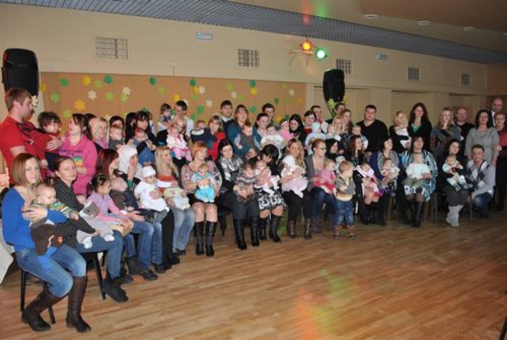Šodien, 26. janvārī, Aizkraukles novada kultūras namā pašvaldība sveica 2012. gadā dzimušos mazuļus un viņu vecākus. Aizvadītajā gadā Aizkraukles dzimtsarakstu nodaļā reģistrēti 73 jaundzimušie.
Autors: Līga Patmalniece