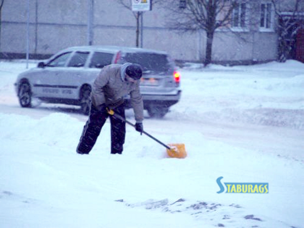Pēdējās diennakts laikā Aizkraukles apkaimē izveidojusies aptuveni 16 centimetru bieza sniega sega — liecina Latvijas vides ģeoloģijas un meteoroloģijas centra informācija. Tā kā vēja ātrums brāzmās sasniedz 11 metru sekundē, daudzviet uz...
Autors: Indulis Burka