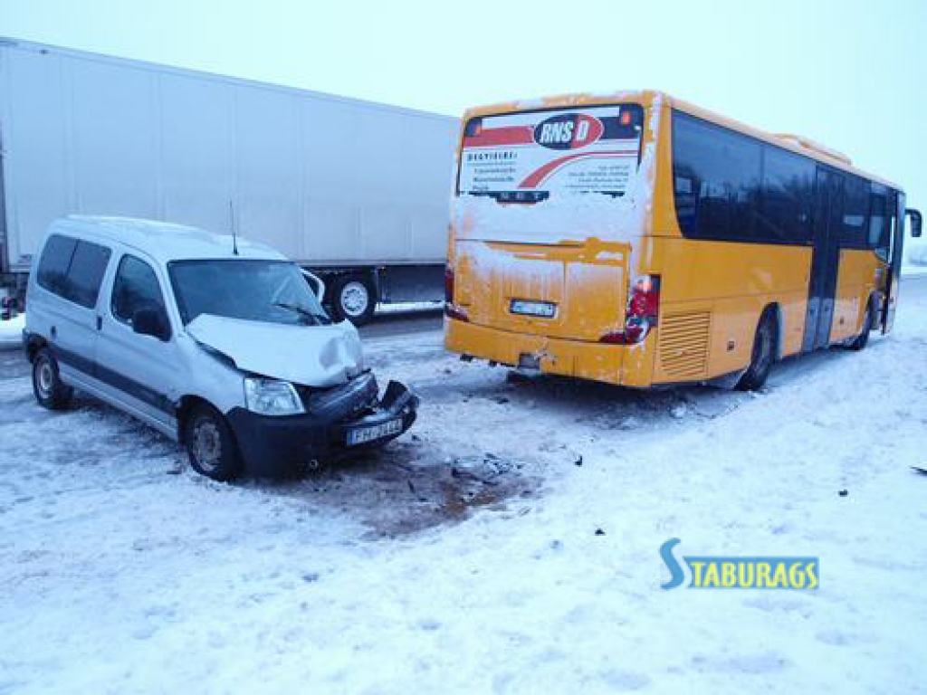 Šorīt ap pulksten deviņiem no rīta Kokneses pagastā, šosejas Rīga—Daugavpils 96. kilometrā, notika autobusa Setra un vieglās automašīnas Citroen sadursme. Cietis vieglās automašīnas vadītājs.
Autors: Indulis Burka