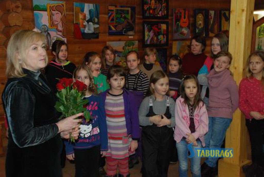 Vēsturi veidojam arī mēs. Aizkraukles mākslas skolas jaunākā paaudze 20 gadu jubilejas izstādes atklāšanā. Visus uzrunā muzeja direktore Dzintra Cepure.       
Autors: Pētera Dekšņa foto