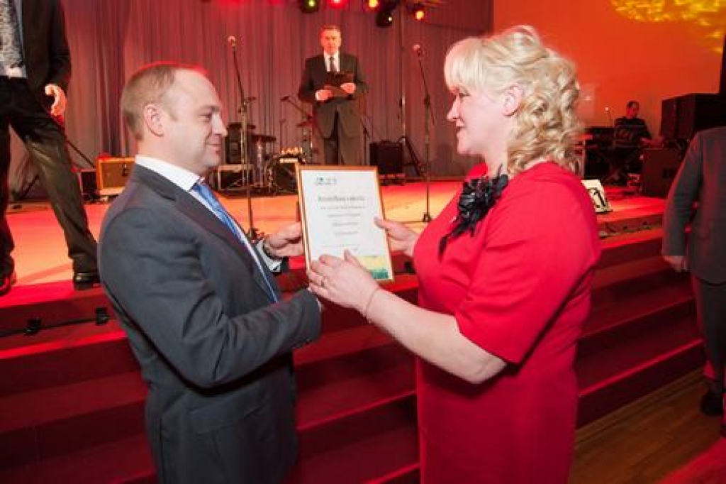 Food Union ģenerāldirektors un valdes priekšsēdētājs Sergejs Beshmeļņickis par kvalitatīvāko svaigpiena ražošanu 2012.gadā Vidzemē apbalvo Silviju Miščenko no z/s Palejkalni Aizkraukles novadā.