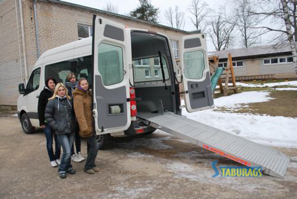 Būs ērtāk. Skolas audzēknes novērtē jauno transportlīdzekli. 
Autors: Ineses Svences foto