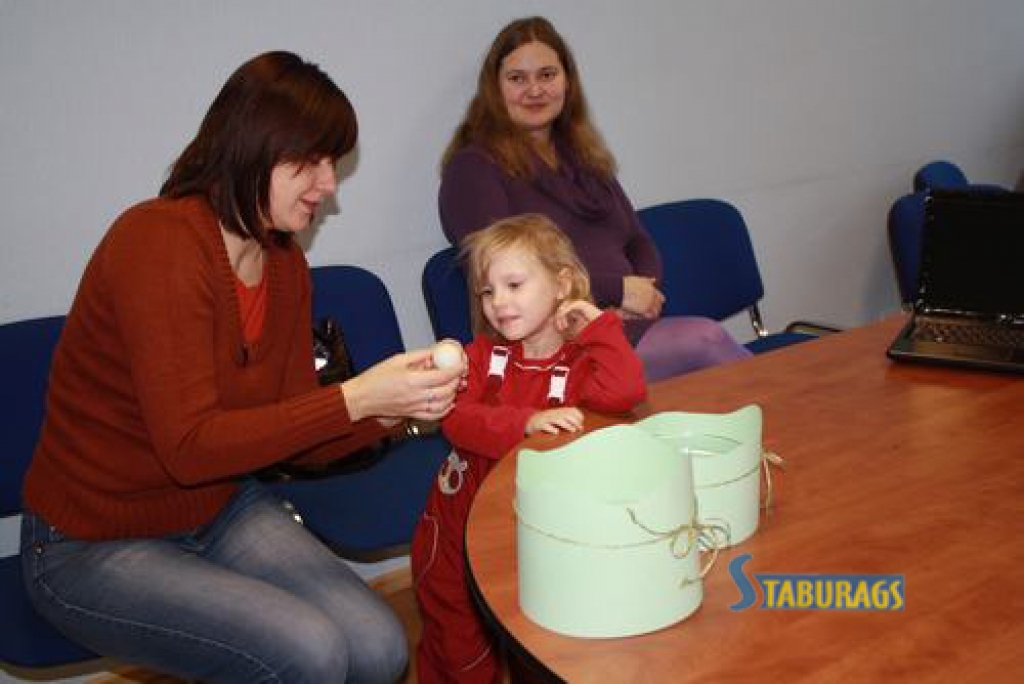 Izloze. Laimestu izlozēt palīdz Inita (no kreisās), Loreta un Olga. 