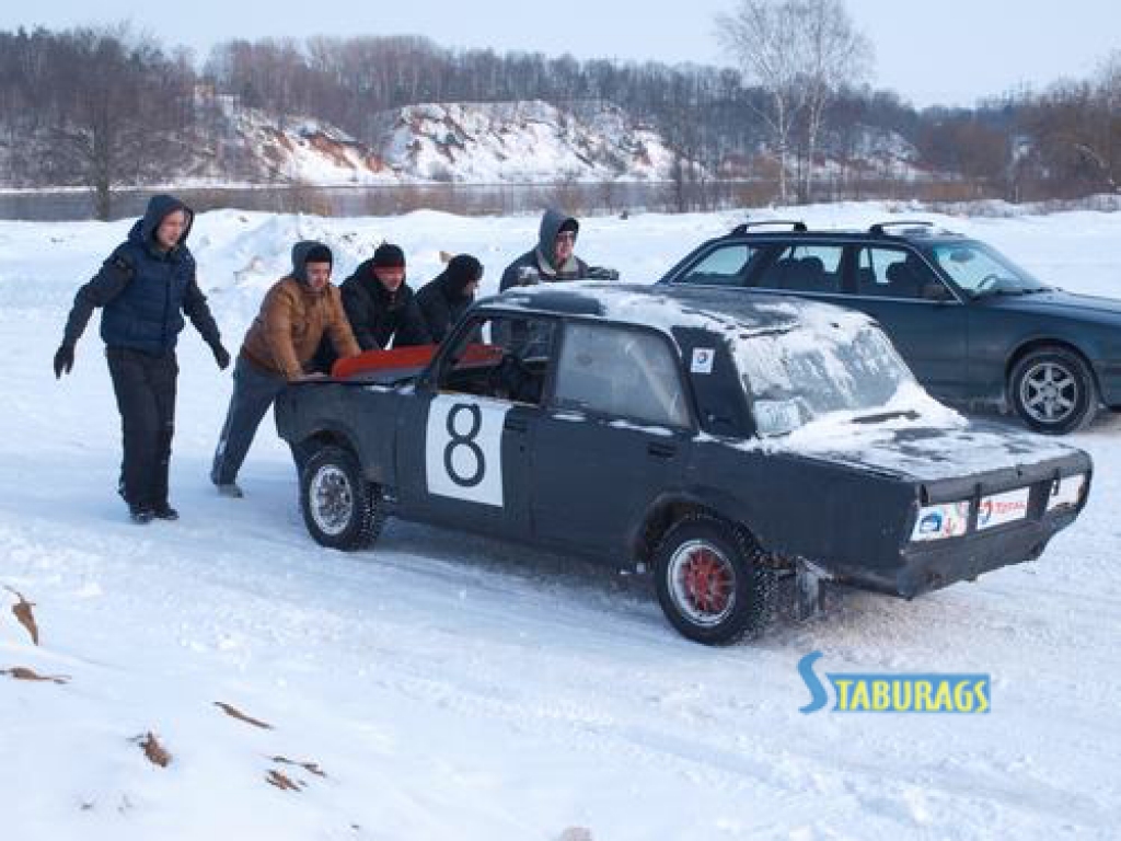 Aizkrauklē, biedrības “Eissracing” apsaimniekotajā trasē Daugavas kreisajā krastā lejpus Pļaviņu HES, aizvadītās nedēļas nogalē notika otrais ziemas autosprinta sacensību posms amatieriem. Tajās piedalījas 25 šī sportaveida piekritēji. 
Autors: Indulis Burka