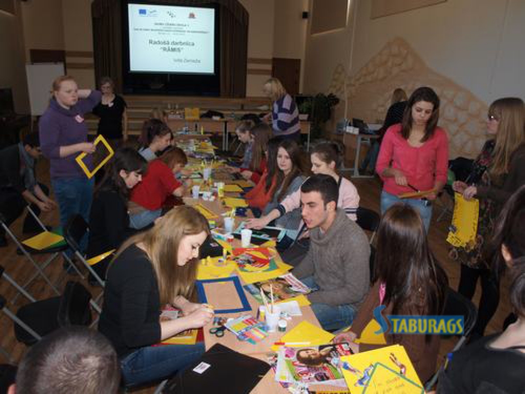 Skrīveros sākts biedrības “Jaunie eksperti Skrīveriem” (JES) projekts “Jauno līderu skola”, ko atbalsta Eiropas programma “Jaunatne darbībā”. Projekta laikā līderim nepieciešamās prasmes apgūs 30 jauniešu. 